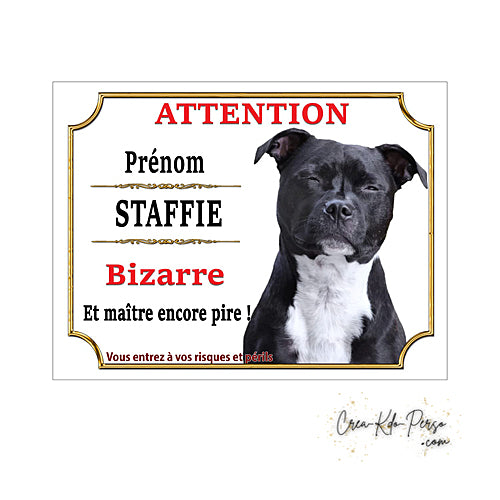 Plaque humour Attention au Chien Staffie Bizarre le maitre est pire