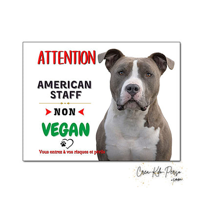 Plaque humour Attention Chien American Staff pas vegan modèle bleu blanc