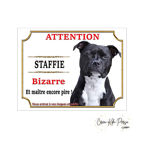 Plaque humour Attention au Chien Staffie Bizarre le maitre est pire