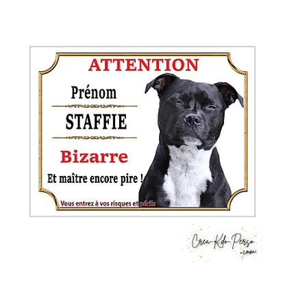 Plaque humour Attention au Chien Staffie Bizarre le maitre est pire
