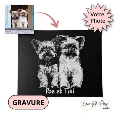 Toile noire 24x30 cm gravée au laser d'après photo représentant deux petits chiens