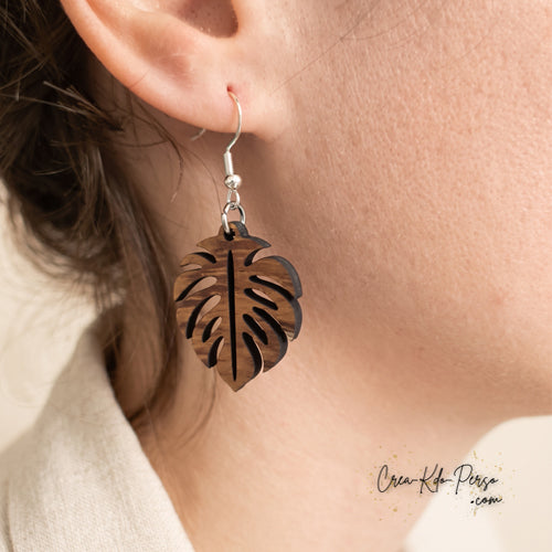 Boucle d'oreille en bois motif feuille de monstera mesurant 3 cm de haut et 5 cm au total avec crochet argenté