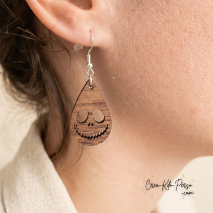 Boucle d'oreille en bois motif visage de squelette mesurant 3 cm de haut par 1,9 cm de large