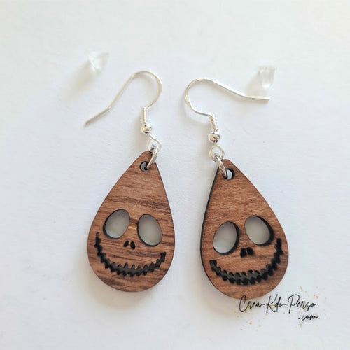 Boucle d'oreille en bois squelette portée sur oreille avec crochet argenté