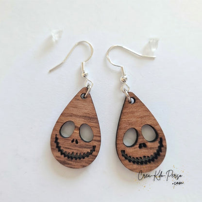 Boucle d'oreille en bois squelette portée sur oreille avec crochet argenté