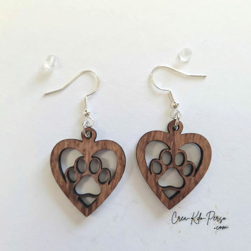 Boucle d'oreille en contreplaqué de bois motif cœur et empreinte de patte portée sur oreille