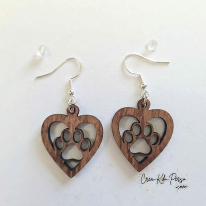 Boucle d'oreille en contreplaqué de bois motif cœur et empreinte de patte portée sur oreille