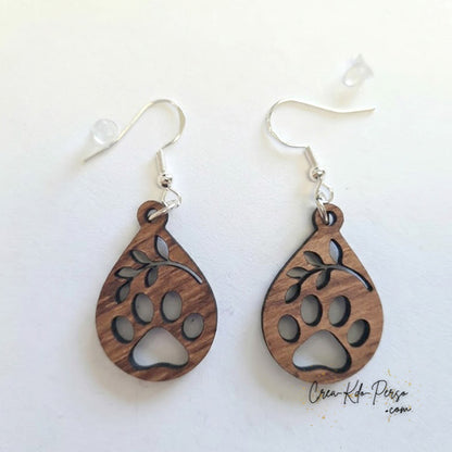 Boucle d'oreille en contreplaqué de bois découpée forme goutte avec patte d'animal et feuillage mesurant 3 cm par 2 cm