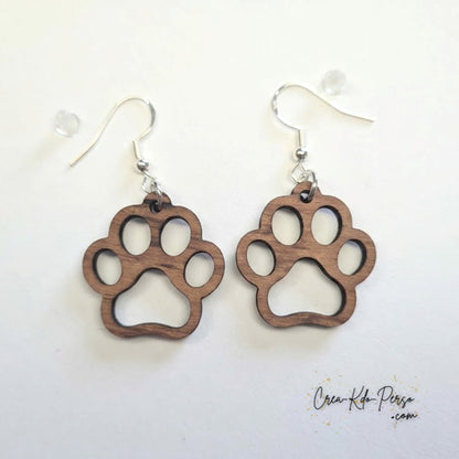 Boucle d'oreille en contreplaqué de bois découpée motif patte de chien et chat