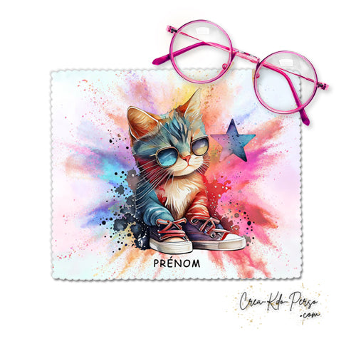 Chiffon à lunettes chaton superstar dans ses baskets et taches colorées