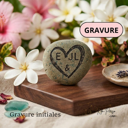 Galet naturel gravé d'un cœur et des initiales