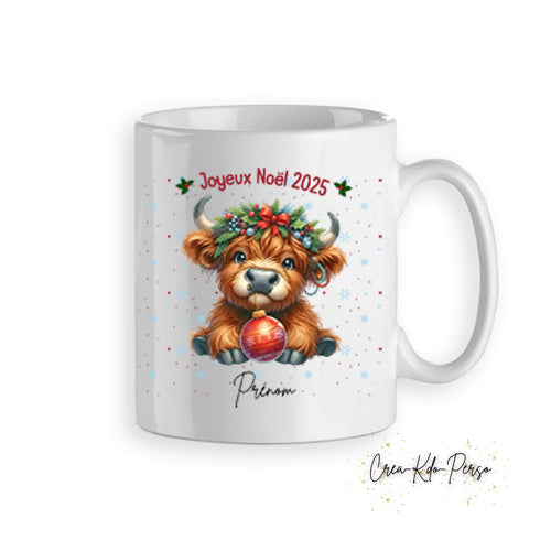 Mug tasse personnalisé cadeau Joyeux Noël avec petite vache highland avec boule et couronne