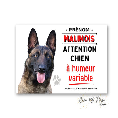 Plaque humoristique en aluminium Attention Chien à humeur variable avec portrait de Berger Belge Malinois, petite patte imprimée et mention Vous entrez à vos risques et périls