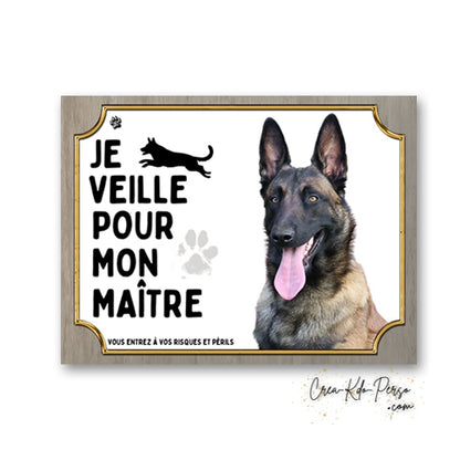 Plaque de garde Attention Malinois avec inscription Je veille pour mon maître, silhouette de chien bondissant et mention Vous entrez à vos risques et périls