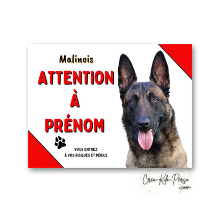 Plaque en aluminium Attention au Chien Malinois avec triangles rouges dans les angles opposés, empreinte de patte noire, portrait de Berger Belge et mention Vous entrez à vos risques et périls