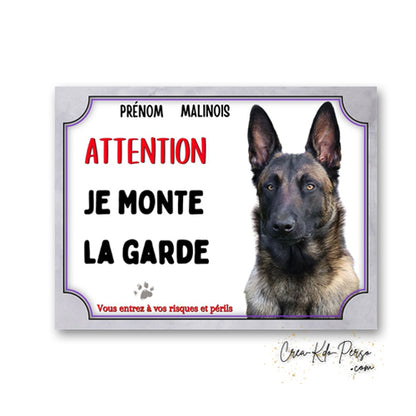 Plaque en aluminium Attention Malinois Je monte la garde avec portrait de Berger Belge, bordure violette et mention Vous entrez à vos risques et périls.