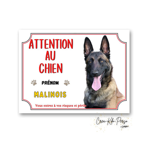 Plaque en aluminium Attention au Chien Malinois avec portrait de Berger Belge, petites pattes imprimées et mention Vous entrez à vos risques et périls.