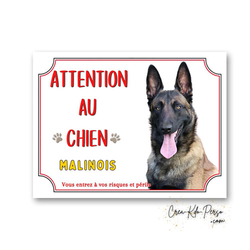 Plaque en aluminium Attention au Chien Malinois avec portrait de Berger Belge, petites pattes imprimées et mention Vous entrez à vos risques et périls.