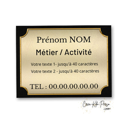 Plaque professionnelle personnalisable en aluminium doré avec angles travaillés et cadre noir résistant aux intempéries.