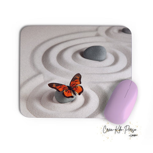 Tapis de souris rectangle souple thème Zen galet dans jardin de sable avec papillon